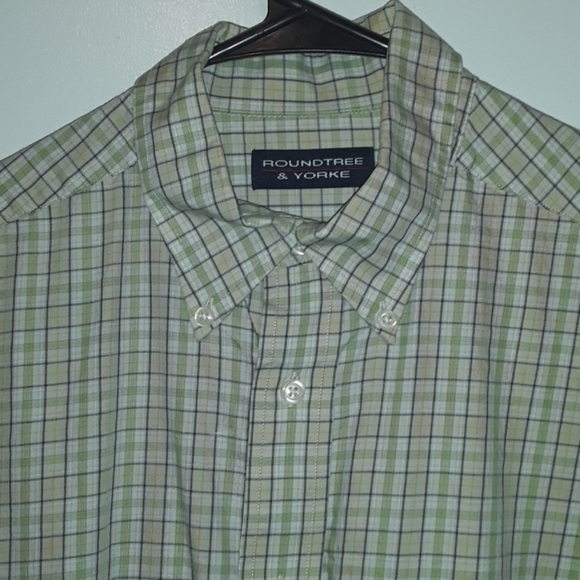 Roundtree & Yorke Plaid button up - Picture 2 of 4